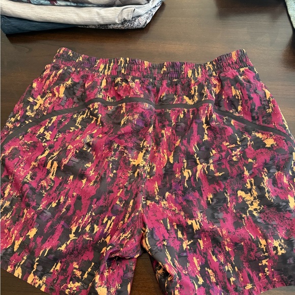 Men’s Lulu Lemon 7 Inch Pace Breaker Shorts - Picture 2 of 3